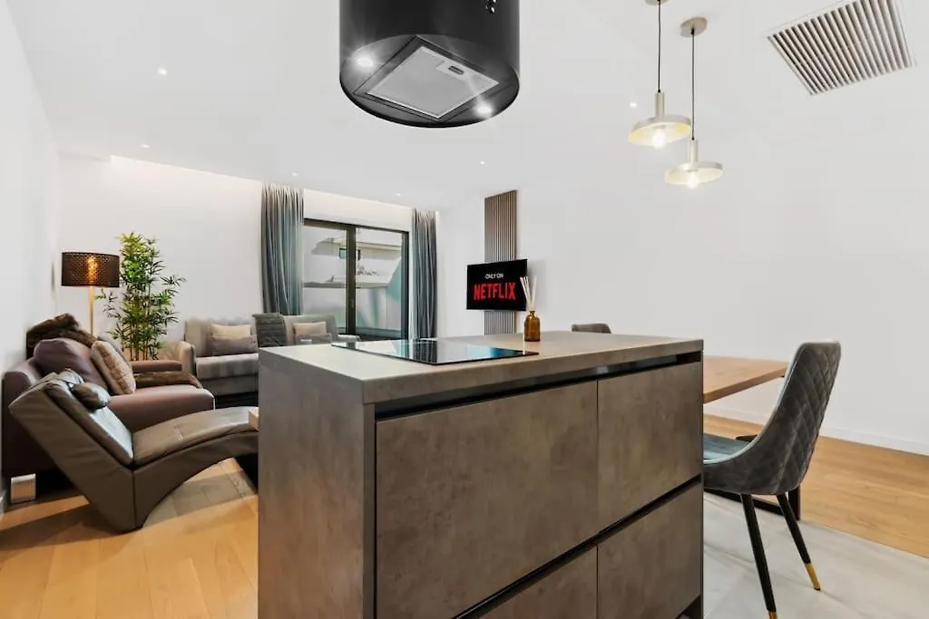 Luxurious Vibe In The Business Center, City Views Bucharest Apartment