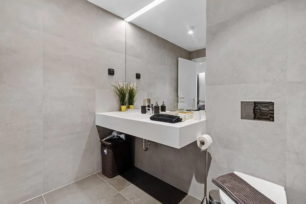 Luxurious Vibe In The Business Center, City Views Bucharest Apartment