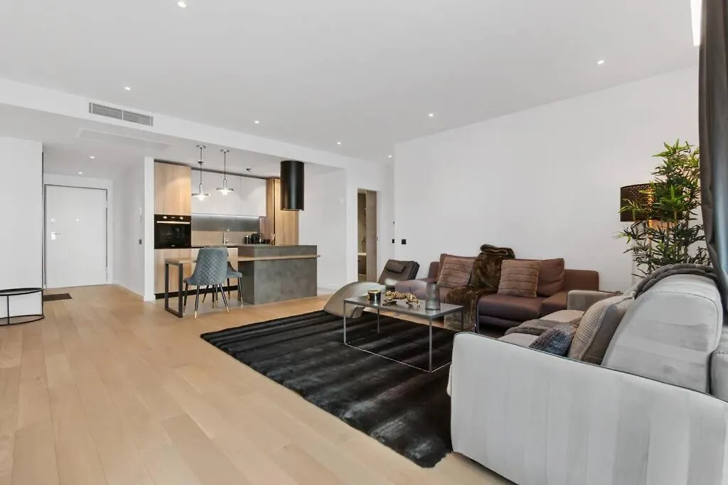 Luxurious Vibe In The Business Center, City Views Bucharest Apartment